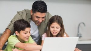 الرقابة الأبوية.. أداة لحماية الأطفال من مخاطر الإنترنت عن بعد