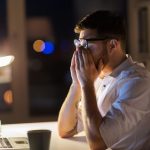 الإنهاك الوظيفي.. علامات مبكرة وتحذيرات من ضغط العمل المزمن