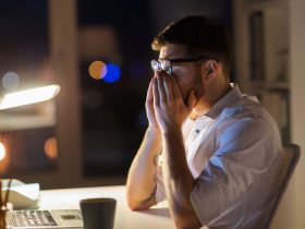 الإنهاك الوظيفي.. علامات مبكرة وتحذيرات من ضغط العمل المزمن