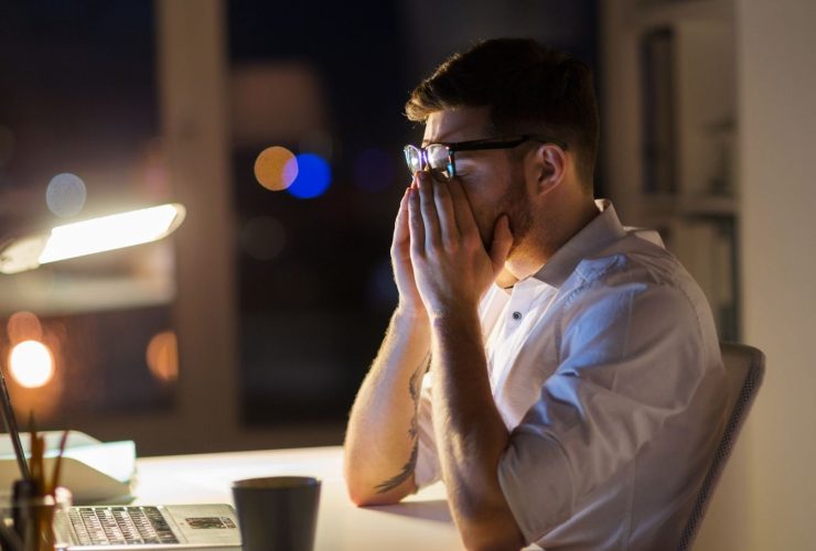 الإنهاك الوظيفي.. علامات مبكرة وتحذيرات من ضغط العمل المزمن
