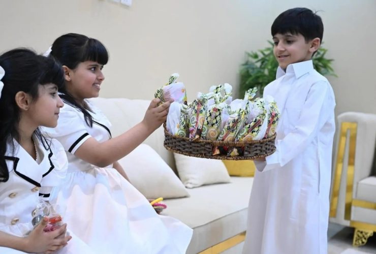 فلسفة العيدية.. كيف تتحول نقود العيد من بهجة عابرة إلى أداة لتربية الأجيال؟