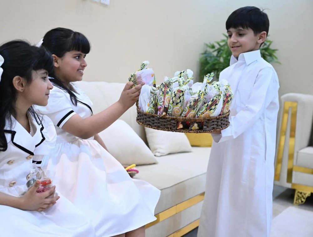 فلسفة العيدية.. كيف تتحول نقود العيد من بهجة عابرة إلى أداة لتربية الأجيال؟