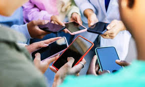 هوس الهواتف الجديدة.. كيف تدفع مراجعات المؤثرين المستهلكين إلى الشراء؟