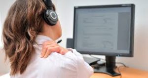 الرقبة التقنية.. إصابة متزايدة بسبب الاستخدام المفرط للشاشات
