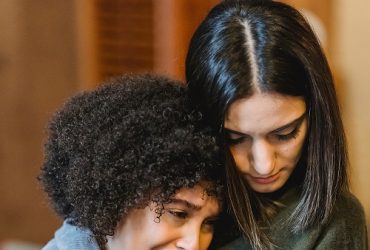 متلازمة إرهاق التعاطف.. ضريبة الاهتمام والاحتراق الصامت خلف قناع العطاء