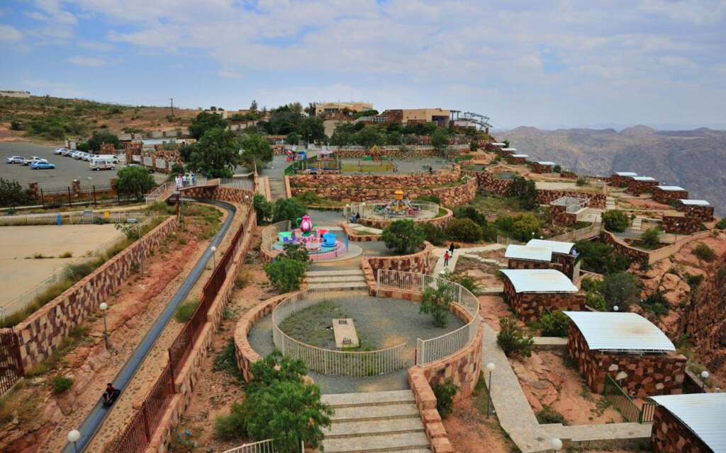منتزه الحبلة في عسير.. وجهة سياحية تجمع بين الطبيعة والمغامرة