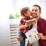 كيف ينعكس غياب الأب عاطفيًا على شخصية الطفل؟