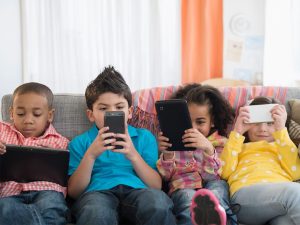 الترندات والصراعات الإلكترونية.. كيف تهدد نفسية الأبناء في العصر الرقمي؟