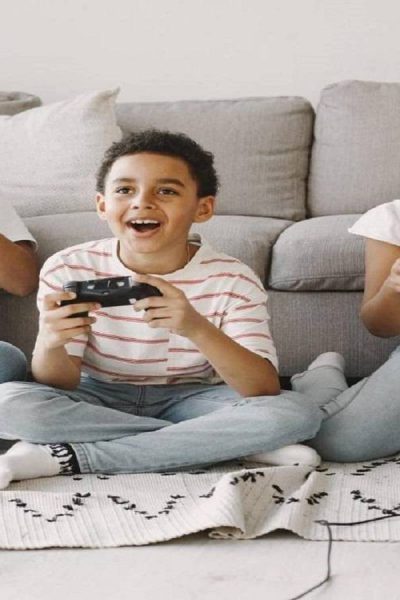 خلف الشاشات.. كيف يسرق الإفراط في الألعاب تركيز الأطفال؟؟