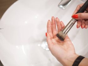 كيفية تنظيف أدوات وفرش المكياج لحماية للبشرة وضمان لجودة الأداء.. دليلك الشامل