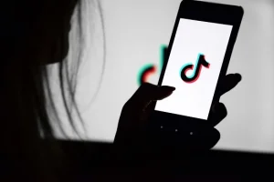 كيف تحمي أطفالك من تريندات تيك توك الخطيرة؟.. نصائح عملية للأهل