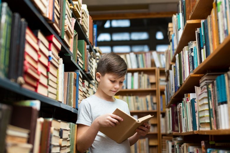 كيف تصنع القراءة طفلًا أكثر ذكاءً وإبداعًا؟