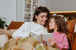 كيف تصنع القراءة طفلًا أكثر ذكاءً وإبداعًا؟