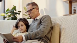 كيف تصنع القراءة طفلًا أكثر ذكاءً وإبداعًا؟