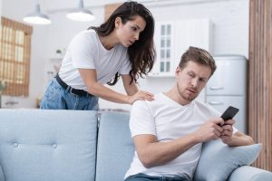 كيف تتعامل مع الخيانة العاطفية؟ خطوات عملية للتعافي واستعادة التوازن النفسي