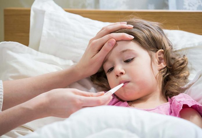 دليل التعامل مع الحمى عند الأطفال.. الأعراض، المسببات، وطرق الرعاية المنزلية