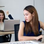 كيف تؤثر نظرية المقارنة الاجتماعية على نظرتنا لأنفسنا؟