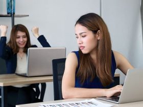 كيف تؤثر نظرية المقارنة الاجتماعية على نظرتنا لأنفسنا؟