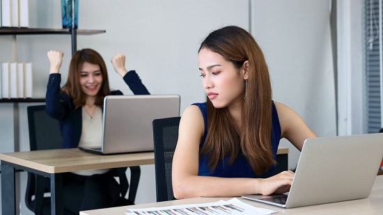 كيف تؤثر نظرية المقارنة الاجتماعية على نظرتنا لأنفسنا؟