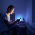 3 أنواع من الإضاءة قد تضر بصحة العين.. تعرف على مخاطرها وطرق الوقاية