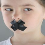 الصمت الانتقائي عند الأطفال.. عندما يبتلع القلق الكلمات