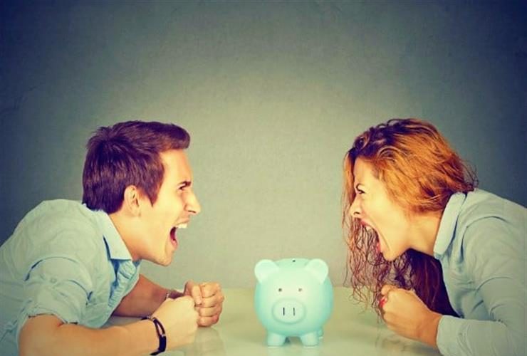 إدارة ميزانية الأسرة.. من الأقدر الرجل أم المرأة؟