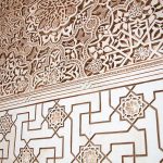 فن الأرابيسك.. أصالة الهوية الإسلامية وإبداع الزخرفة الهندسية.