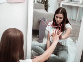 من تبدلات بيولوجية إلى ندوب نفسية.. كيف تتحول طفرة النمو لدى المراهقين إلى أزمة هوية دائمة؟