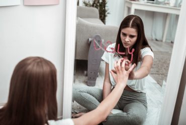 من تبدلات بيولوجية إلى ندوب نفسية.. كيف تتحول طفرة النمو لدى المراهقين إلى أزمة هوية دائمة؟