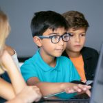 متى وكيف نمنح الأطفال بوابتهم إلى العالم الرقمي؟