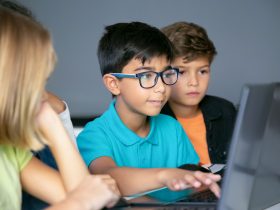 متى وكيف نمنح الأطفال بوابتهم إلى العالم الرقمي؟
