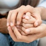 التعاطف الحقيقي أم الأدائي؟.. كيف نميز بين الدعم الصادق والسلوك الاستعراضي؟