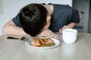 التسمم الغذائي في الصيف.. لماذا تزداد الإصابات وكيف يمكن الوقاية منها؟