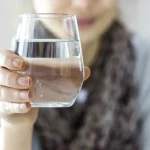 لماذا يحتاج جسمك إلى الماء يوميًا؟ علامات الجفاف ونصائح للحفاظ على الترطيب