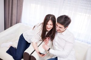 كيف تحمين علاقتك الزوجية من فخ المقارنة بأزواج السوشيال ميديا؟