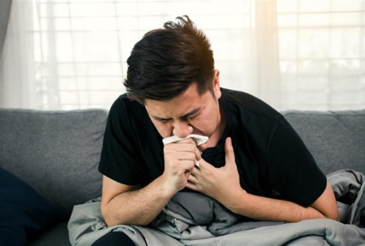 ألم الصدر عند السعال.. الأسباب المحتملة وطرق العلاج ومتى يصبح مؤشرًا للخطر؟