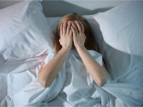 المواقف المحرجة قبل النوم.. إليكِ تفسير ما يفعله عقلك ليلاً