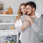 كيف تحمين علاقتك الزوجية من فخ المقارنة بأزواج السوشيال ميديا؟