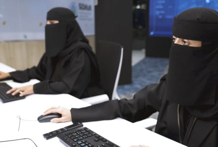 تمكين المرأة السعودية في رؤية 2030.. إنجازات متسارعة تعزز حضورها في سوق العمل