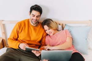 كيف تحمين علاقتك الزوجية من فخ المقارنة بأزواج السوشيال ميديا؟