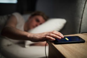 مخاطر صحية ونفسية.. لماذا يحذر الخبراء من وضع الهاتف بجانبك أثناء النوم؟