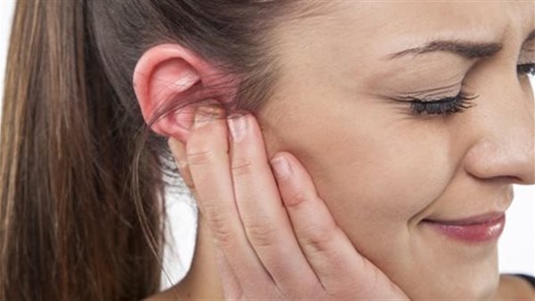 "أذن السباح".. عندما تتحول الرطوبة إلى عدوى مؤلمة
