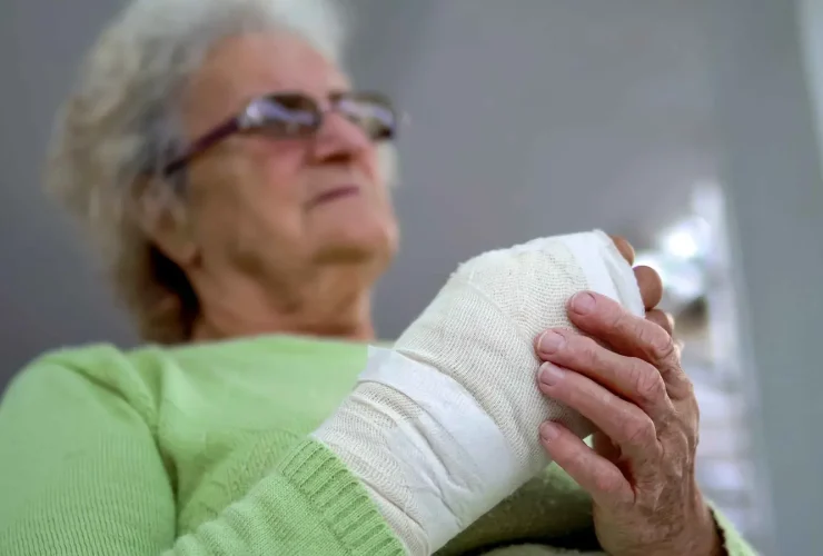 8 تعديلات منزلية تقلل خطر كسور العظام لدى كبار السن