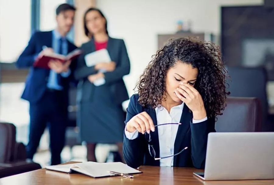 المرأة العاملة.. الموازنة الصعبة وصراع الواجبات