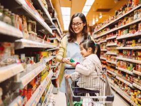 تربية الأطفال في عصر الاستهلاك الرقمي.. كيف نوجه أجيال المستقبل نحو قرارات مالية مستدامة؟