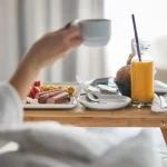 هل تتناولين وجباتكِ في الوقت المناسب؟ دراسة توضح تأثير التوقيت على صحتكِ