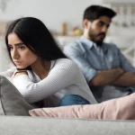 الفراق الرقمي بين الأزواج الشباب.. كيف تقود الشاشات إلى الانفصال العاطفي؟