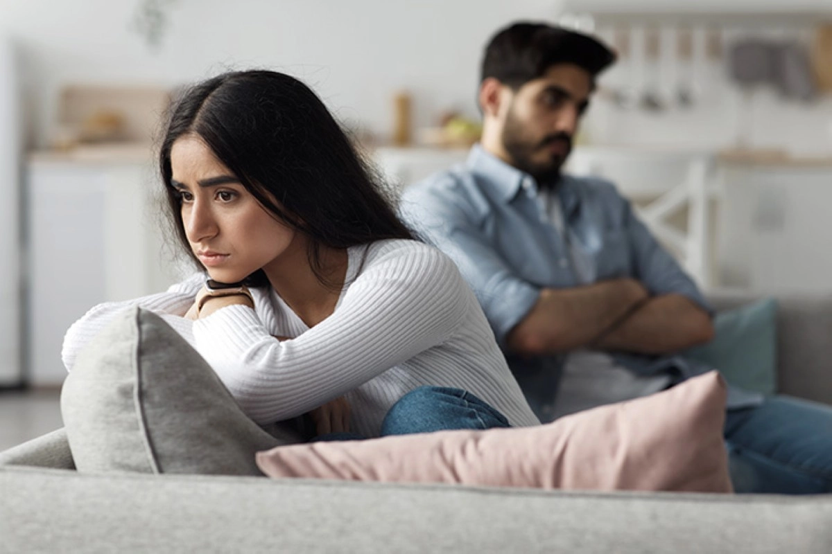 الفراق الرقمي بين الأزواج الشباب.. كيف تقود الشاشات إلى الانفصال العاطفي؟