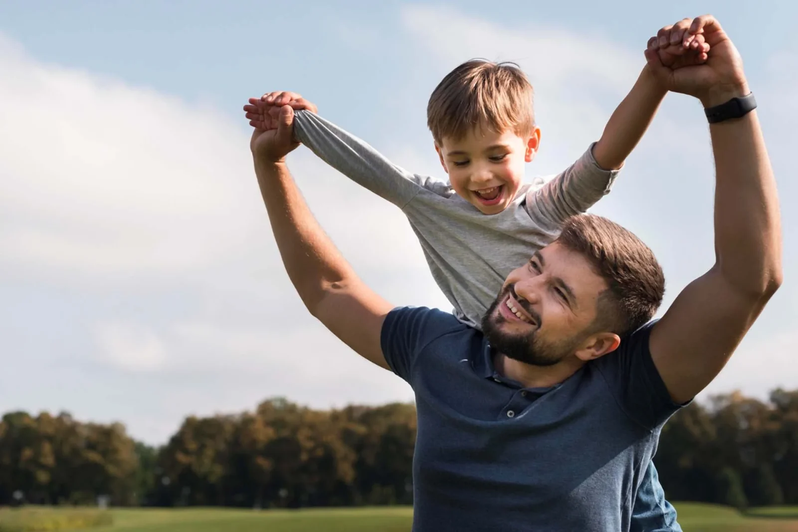 كيف يصبح الأب الصديق الأول لابنه؟ خطوات تربوية تعزز الثقة وتقوي العلاقة منذ الطفولة
