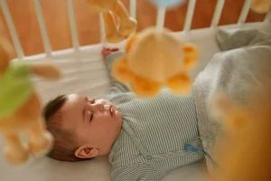 كيف تساعدين رضيعك على النوم طوال الليل؟ خطوات عملية لبناء عادات نوم صحية